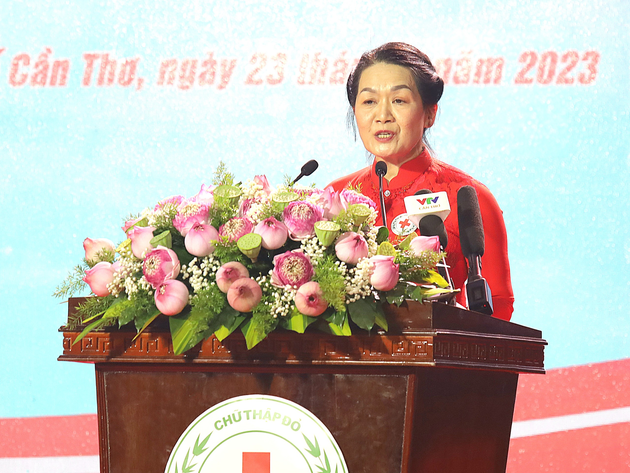 Bà Bùi Thị Hòa - Bí thư Đảng đoàn, Chủ tịch Hội Chữ thập đỏ Việt Nam phát biểu tại lễ phát động.