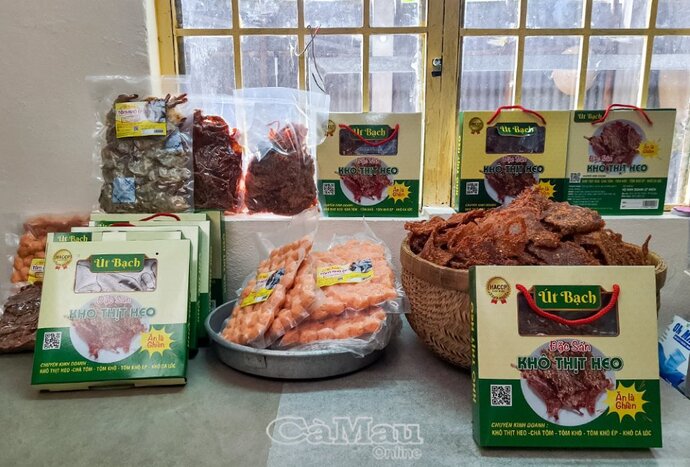 Khô thịt heo và tôm khô ép là 2 sản phẩm chủ lực của chị Cao Thị Bạch và cũng là hai sản phẩm OCOP đạt chuẩn 3 sao trong năm 2022.