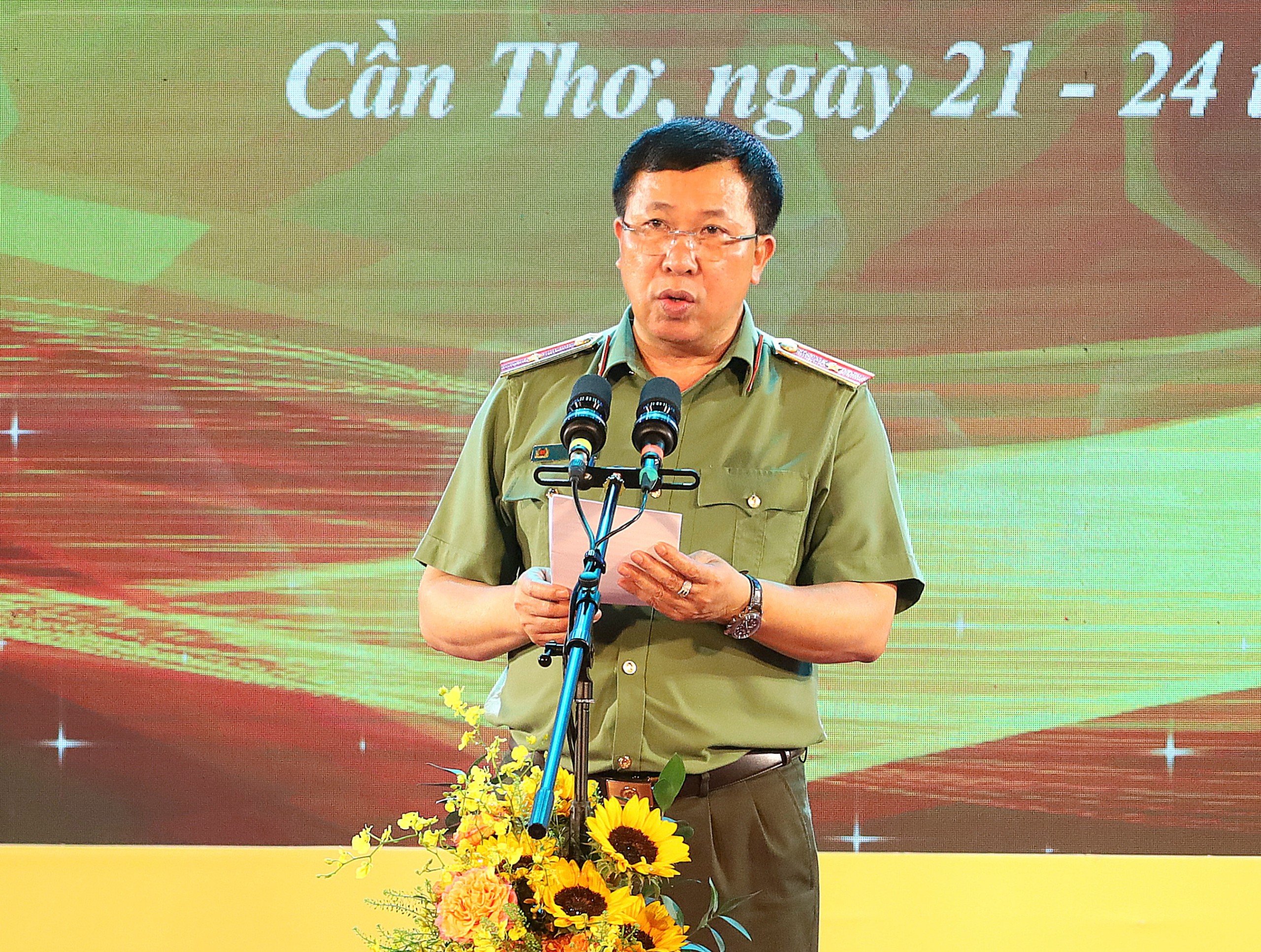 Thiếu tướng – NSND Nguyễn Công Bẩy - Phó cục trưởng Cục Công tác Đảng và Công tác Chính trị Bộ Công an - Phó trưởng ban Thường trực Ban Tổ chức Liên hoan NTQC CAND phát biểu tổng kết liên hoan.
