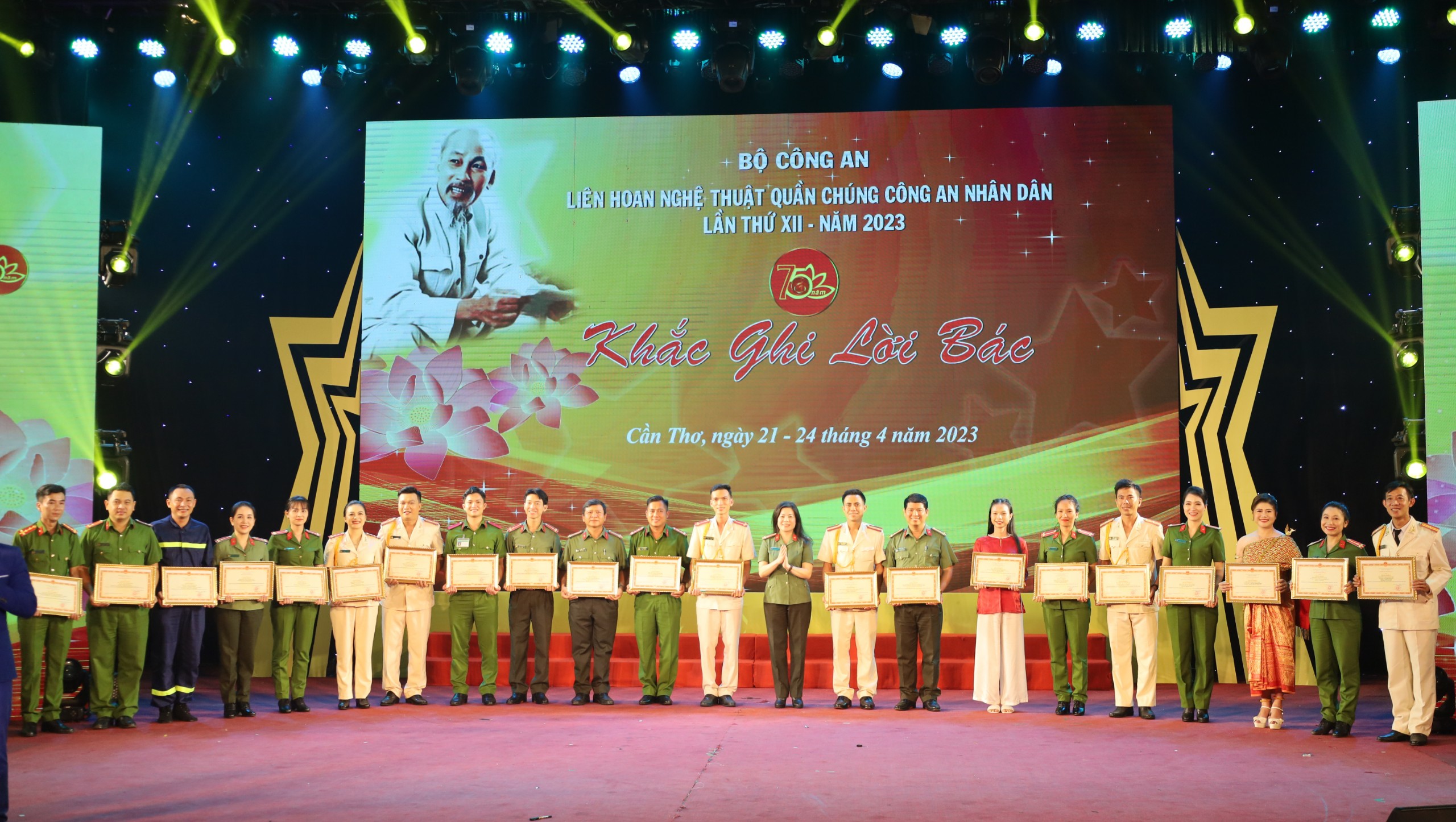 Thượng tá NSND Nguyễn Thị Thúy Hiền - Trưởng phòng 4, Cục X03, Bộ Công an tặng Bằng khen của Bộ Công an cho các tiết mục đạt giải A.