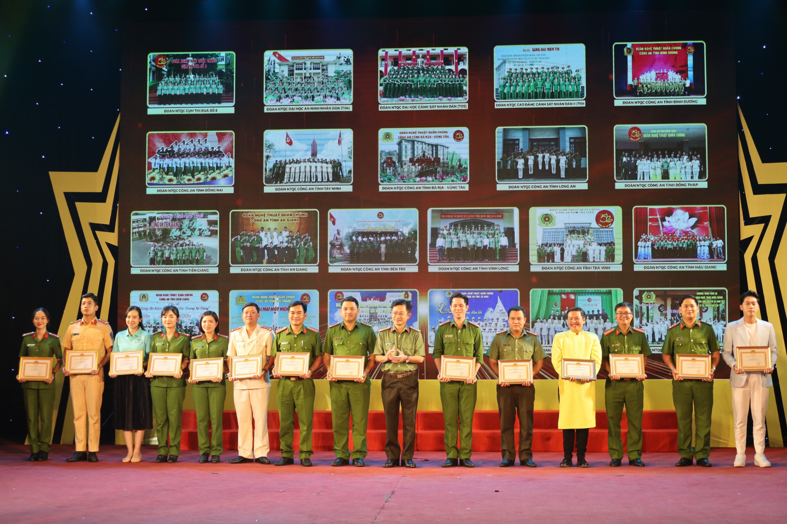 Đại tá Trần Văn Dương - Phó Giám đốc Công an TP. Cần Thơ tặng Giấy chứng nhận của Ban Tổ chức cho các tiết mục Giải B.