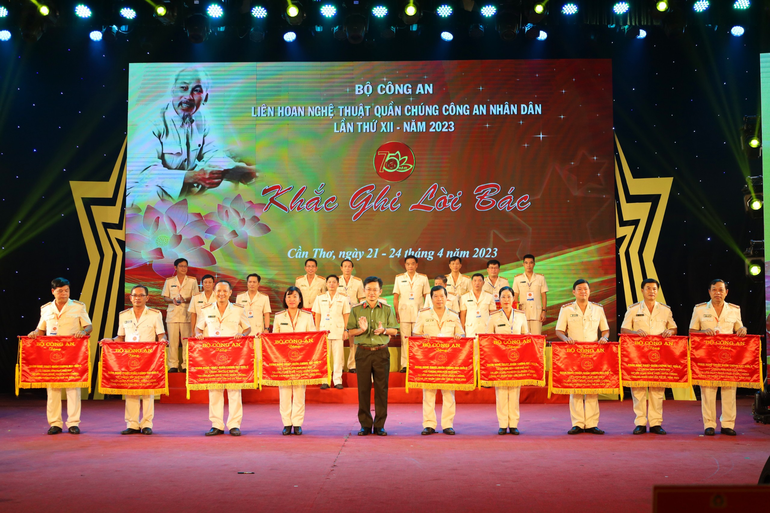 Đại tá Trần Văn Dương - Phó Giám đốc Công an TP. Cần Thơ tặng cờ cho các đơn vị đạt giải C toàn đoàn.