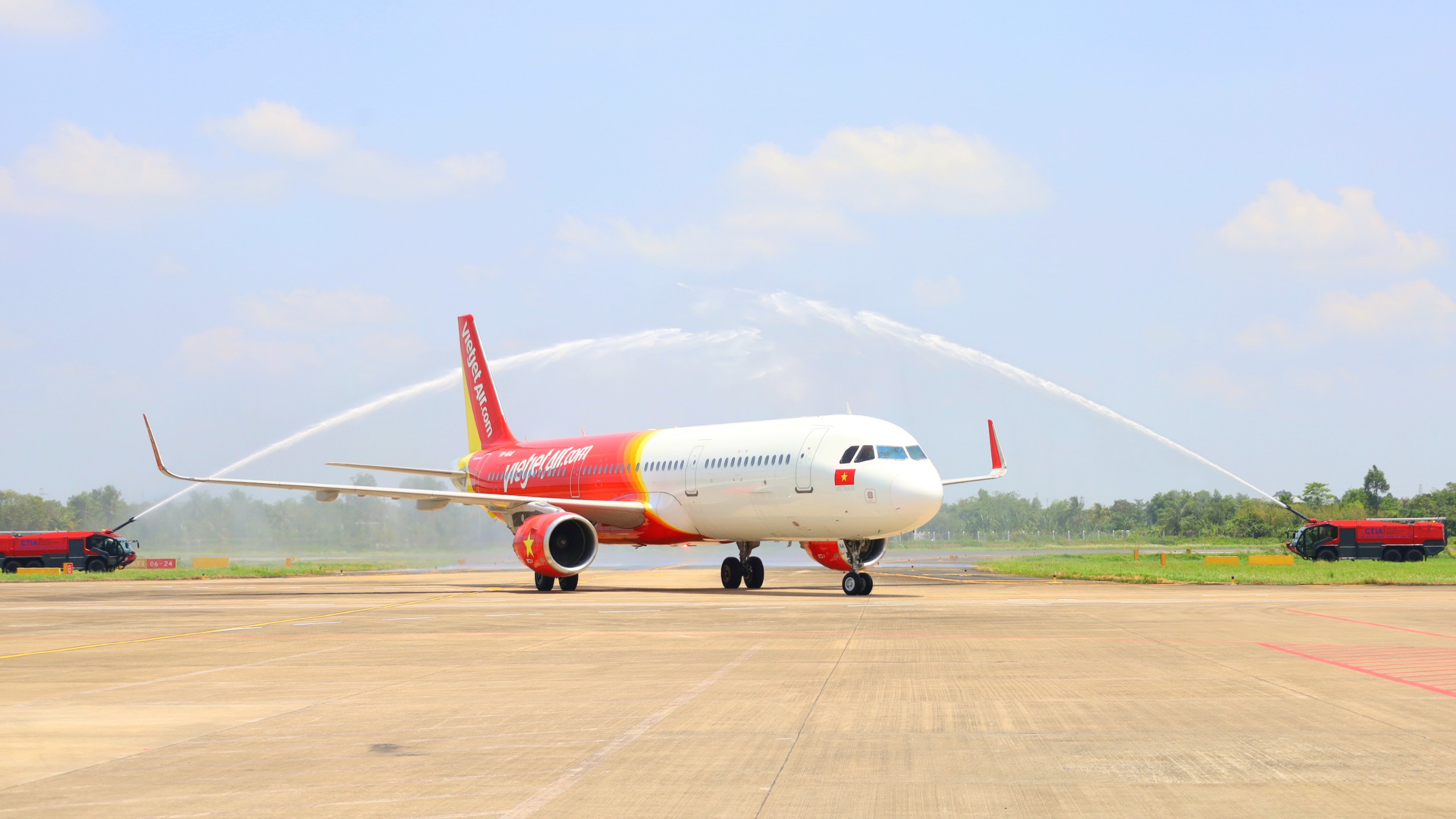 Chuyến bay từ Cảng hàng không quốc tế Vân Đồn (Quảng Ninh) đến TP. Cần Thơ và ngược lại góp phần rút ngắn khoảng cách giữa Cần Thơ - Quảng Ninh chỉ còn 2 giờ bay.