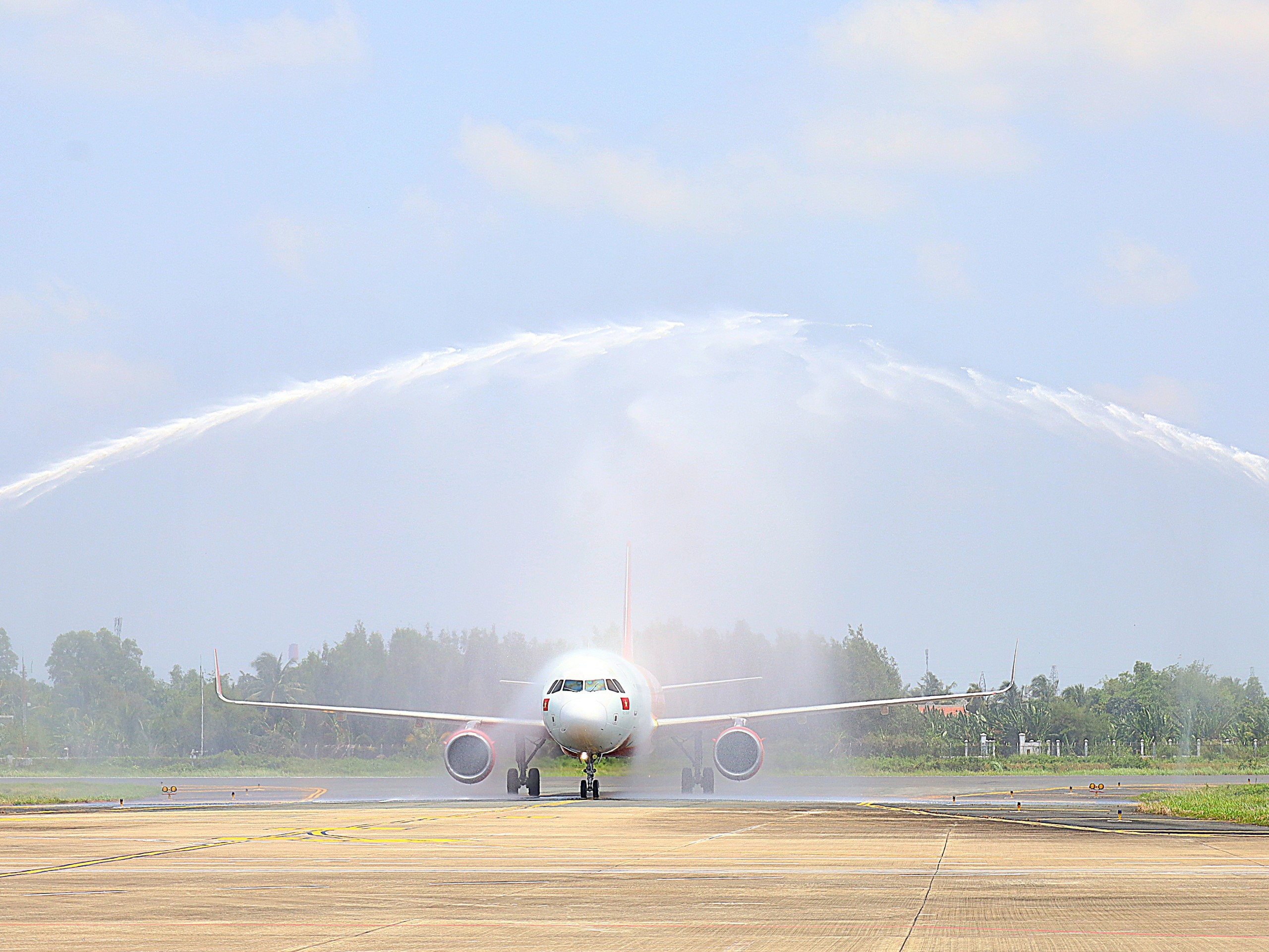 Thực hiện nghi thức phun nước chào đón chuyến bay đầu tiên cất cánh từ Cảng hàng không quốc tế Vân Đồn (Quảng Ninh) hạ cánh xuống Cảng hàng không quốc tế Cần Thơ.