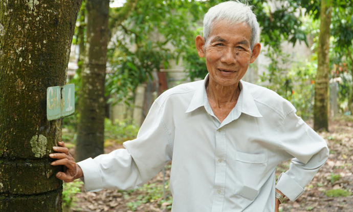Ông Nguyễn Phú Hiệp bên cạnh vườn xoài hữu cơ. Ảnh: Ngọc Tài
