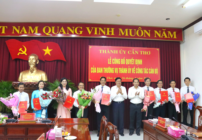 Ông Lê Quang Mạnh - Ủy viên Trung ương Đảng - Bí thư Thành ủy Cần Thơ; ông Phạm Văn Hiểu - Phó Bí thư Thường trực Thành ủy, Chủ tịch HĐND TP. Cần Thơ trao quyết định cho các ông, bà được điều động, bổ nhiệm.