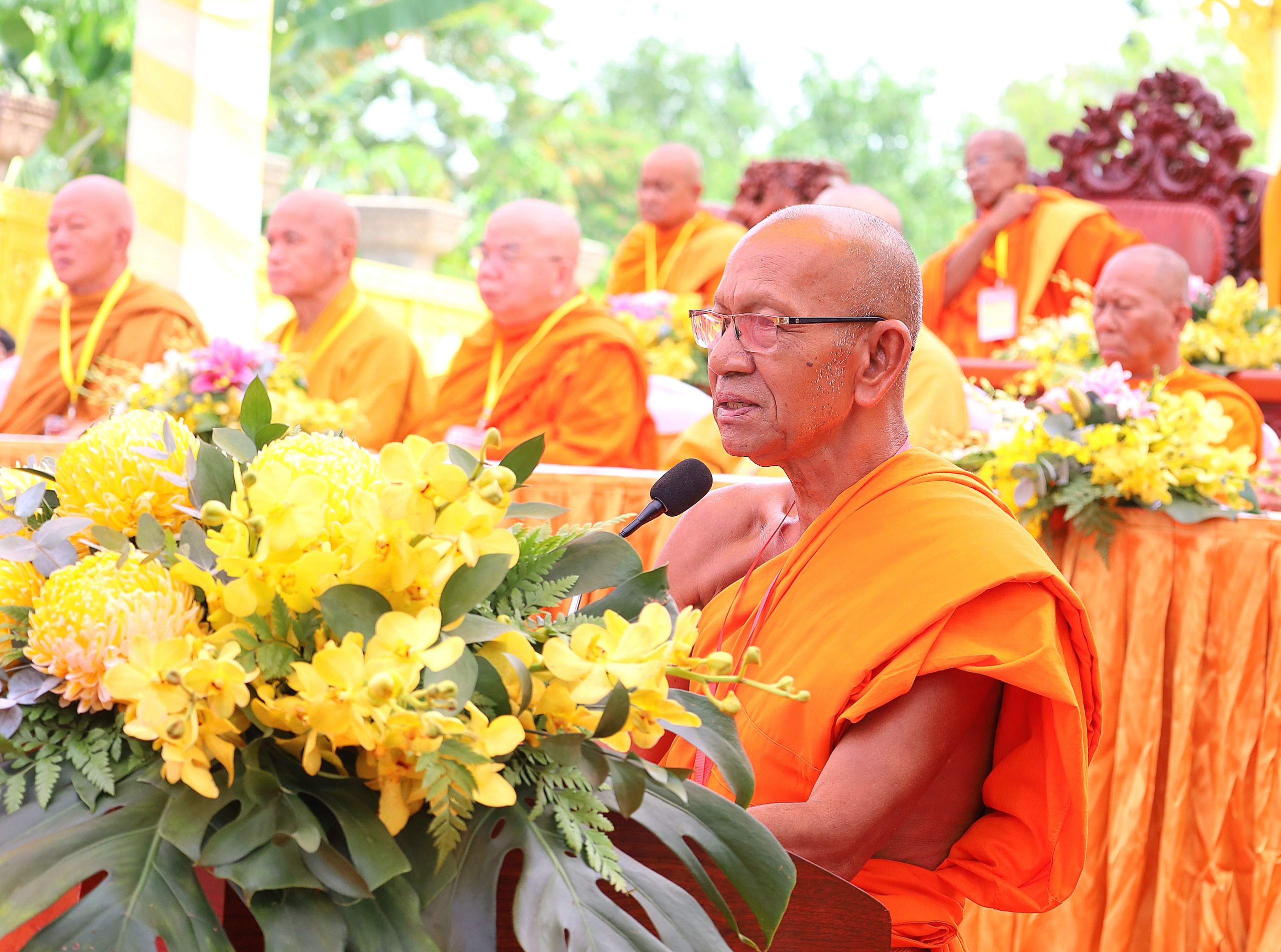 Hòa thượng Đào Như - Phó Chủ tịch Hội đồng Trị sự Giáo hội Phật giáo Việt Nam, Viện trưởng Học viện Phật giáo Nam tông Khmer phát biểu tại lễ khánh thành Trai đường.