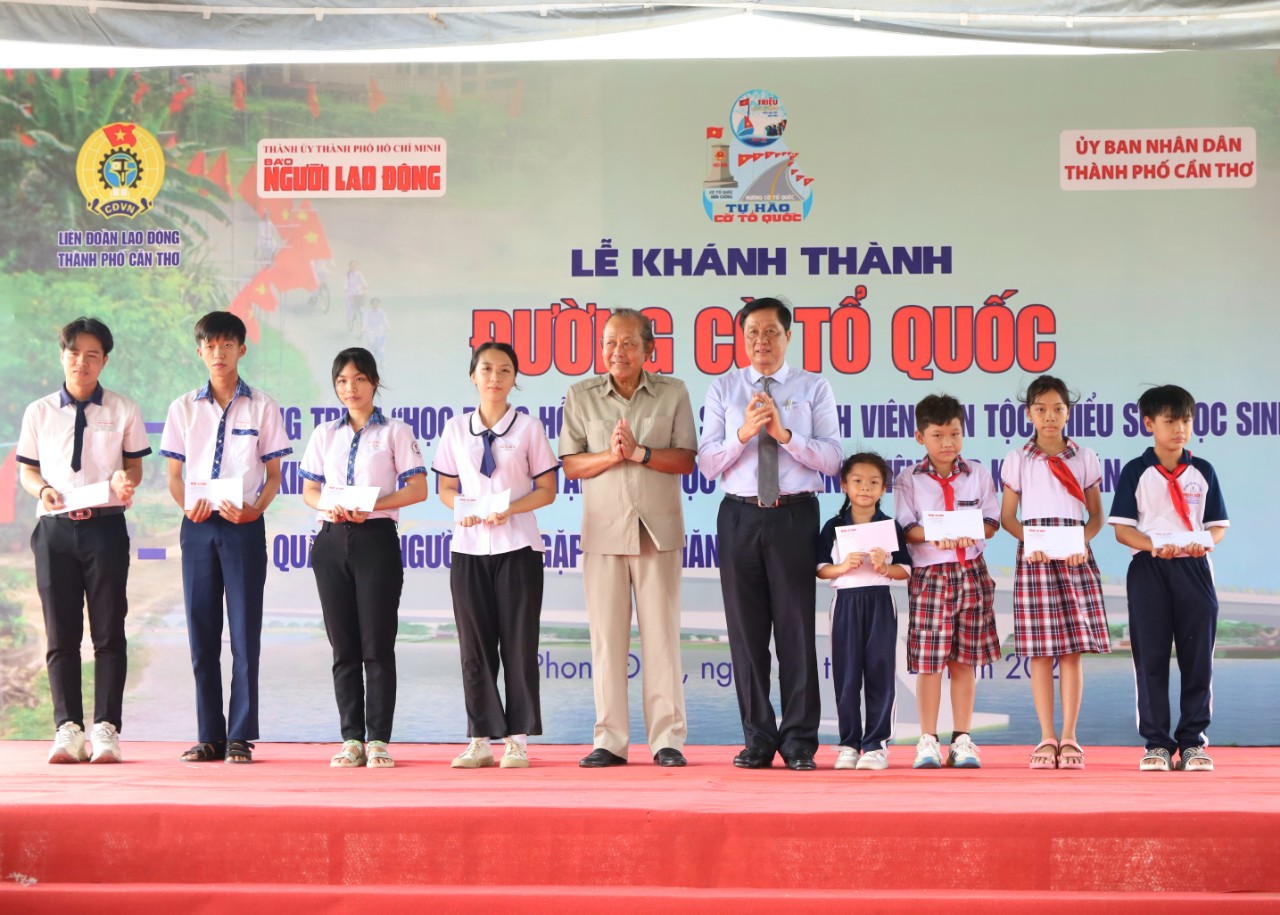 Ông Trương Hòa Bình – nguyên Ủy viên Bộ Chính trị, nguyên Phó Thủ tướng Thường trực Chính phủ, Chủ tịch Danh dự chương trình 'Tự hào cờ Tổ quốc' và ông Phạm Văn Hiểu - Phó Bí thư Thường trực Thành ủy, Chủ tịch HĐND TP. Cần Thơ trao học bổng cho các em học sinh.