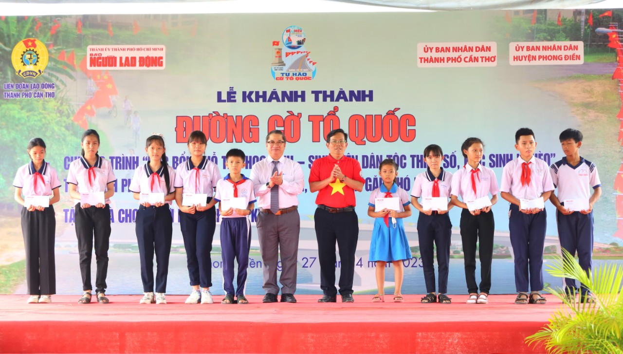 Ông Trần Việt Trường – Phó Bí thư Thành ủy, Chủ tịch UBND TP. Cần Thơ và ông Tô Đình Tuân - Tổng Biên tập Báo Người Lao Động trao học bổng cho các em học sinh.