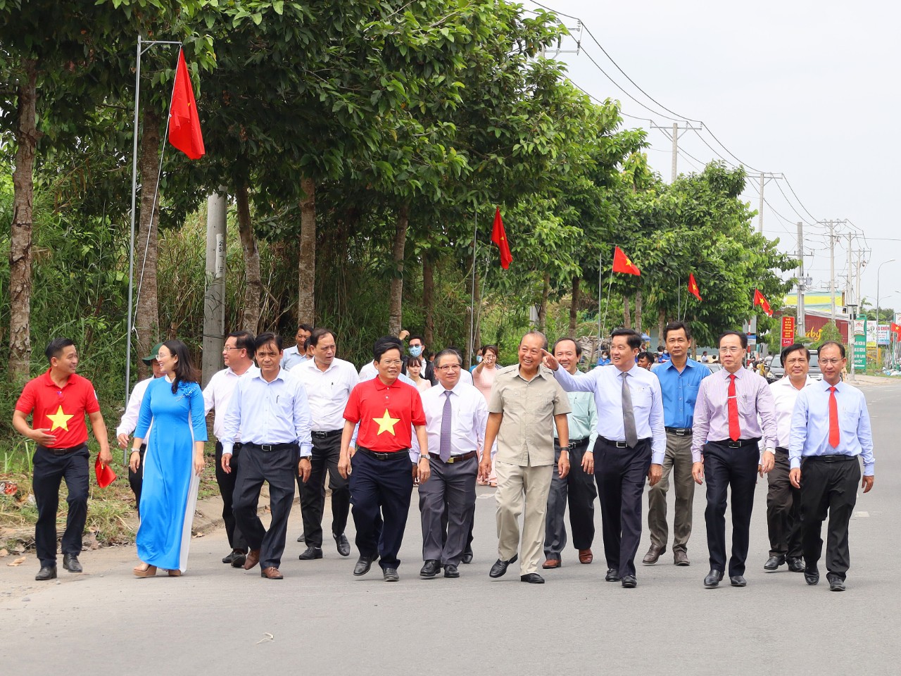 Các đại biểu tham quan 'Đường cờ Tổ quốc' được thực hiện trên địa bàn huyện Phong Điền.