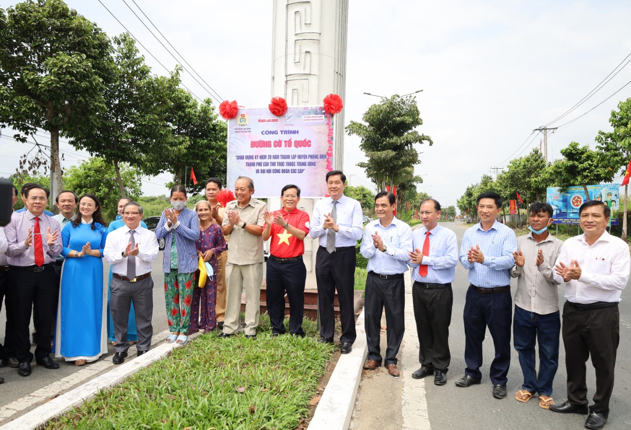 Ông Trương Hòa Bình – nguyên Ủy viên Bộ Chính trị, nguyên Phó Thủ tướng Thường trực Chính phủ, Chủ tịch Danh dự chương trình 'Tự hào cờ Tổ quốc' và lãnh đạo Thành ủy, HĐND, UBND TP. Cần Thơ thực hiện nghi thức khánh thành 'Đường cờ Tổ quốc'.