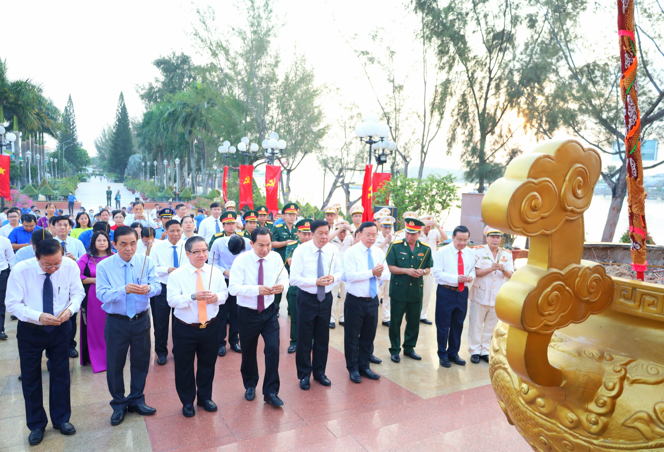 Lãnh đạo Thành ủy, Hội đồng nhân dân, Ủy ban nhân dân, Ủy ban Mặt trận Tổ quốc Việt Nam TP. Cần Thơ dâng hương tại tượng đài Bác Hồ, Bến Ninh Kiều.