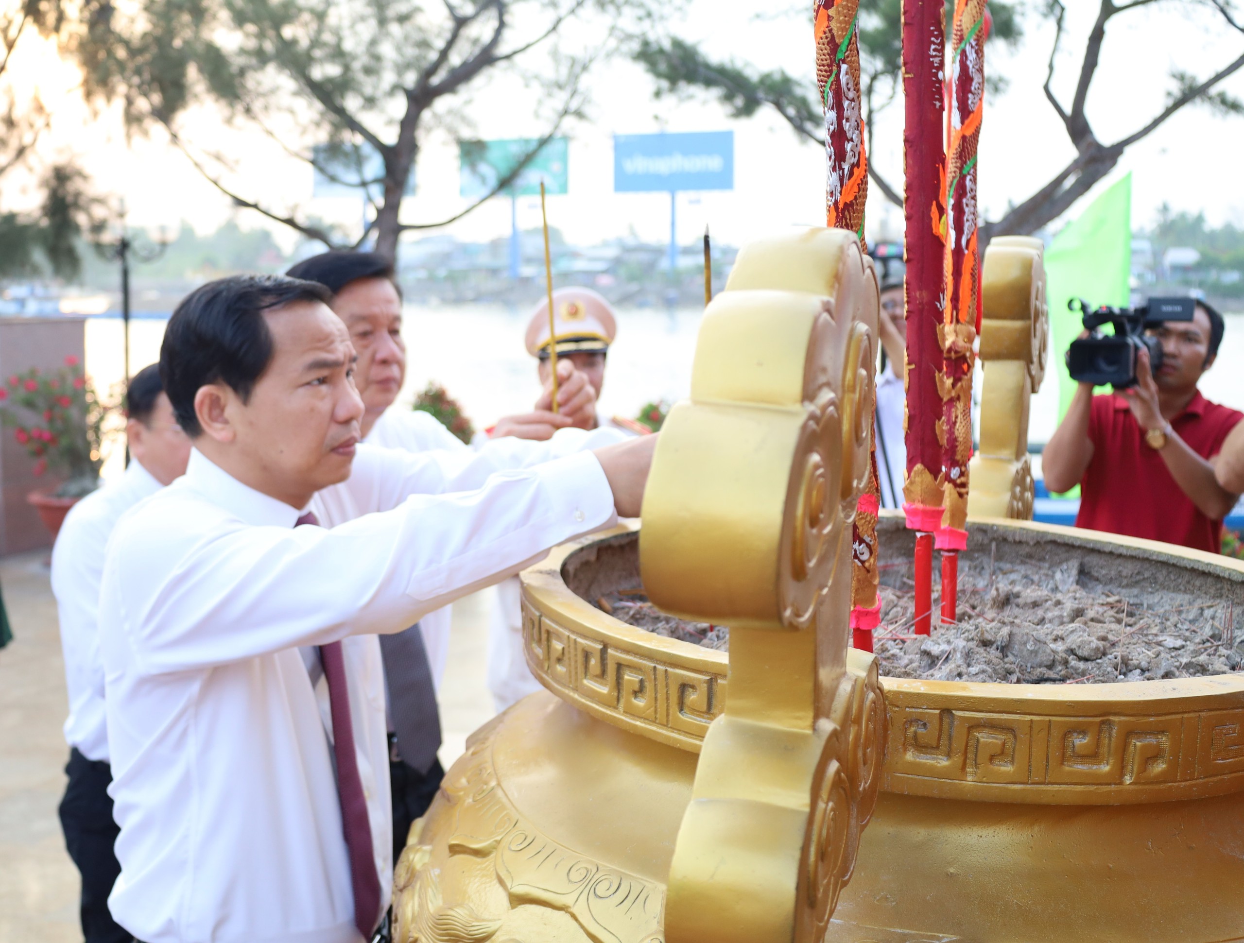 Ông Lê Quang Mạnh - Ủy viên Ban Chấp hành Trung ương Đảng, Bí thư Thành ủy Cần Thơ dâng hương tại tượng đài Bác Hồ, Bến Ninh Kiều.