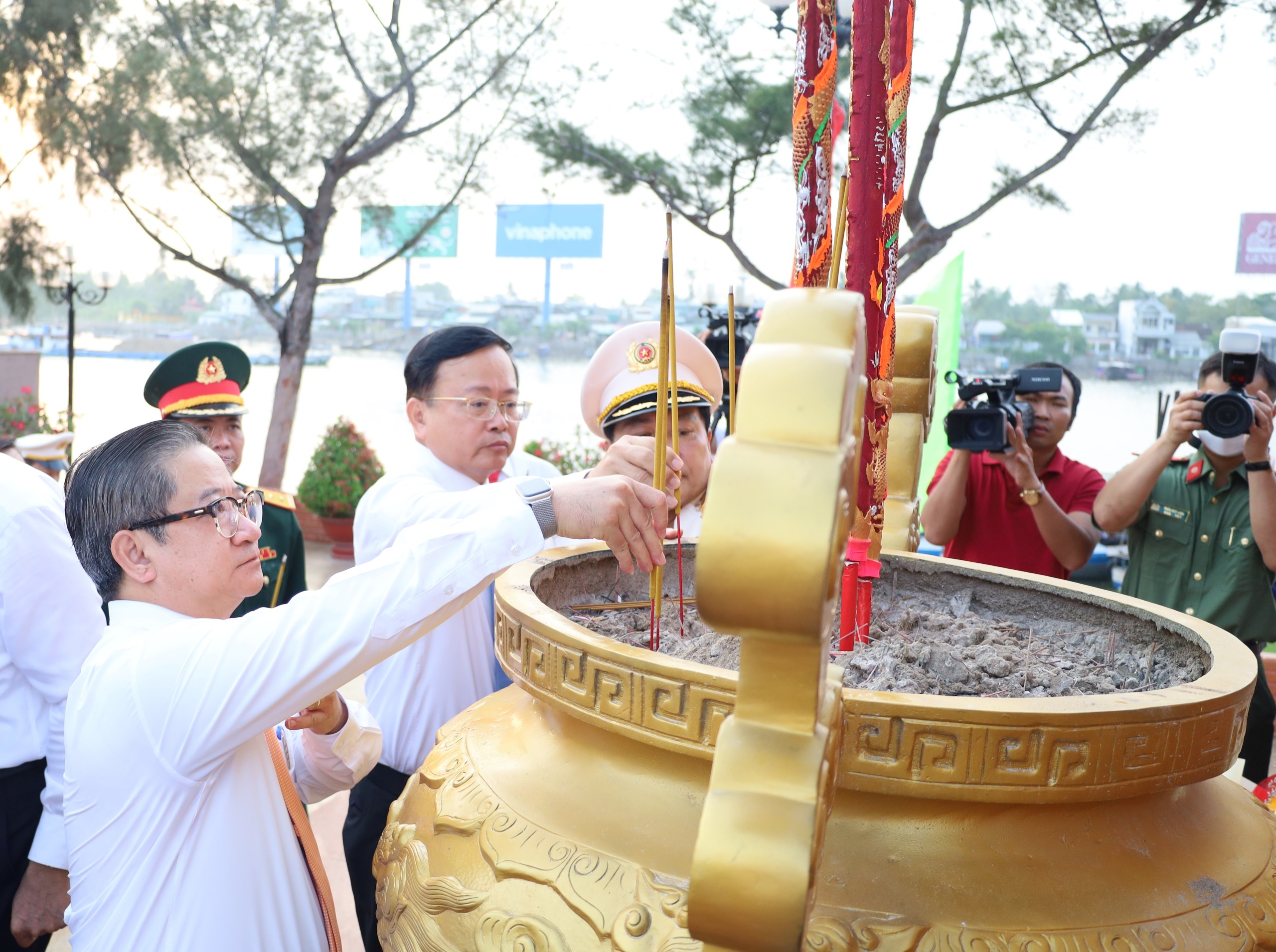 Ông Trần Việt Trường - Phó Bí thư Thành ủy, Chủ tịch UBND TP. Cần Thơ dâng hương tại tượng đài Bác Hồ, Bến Ninh Kiều.