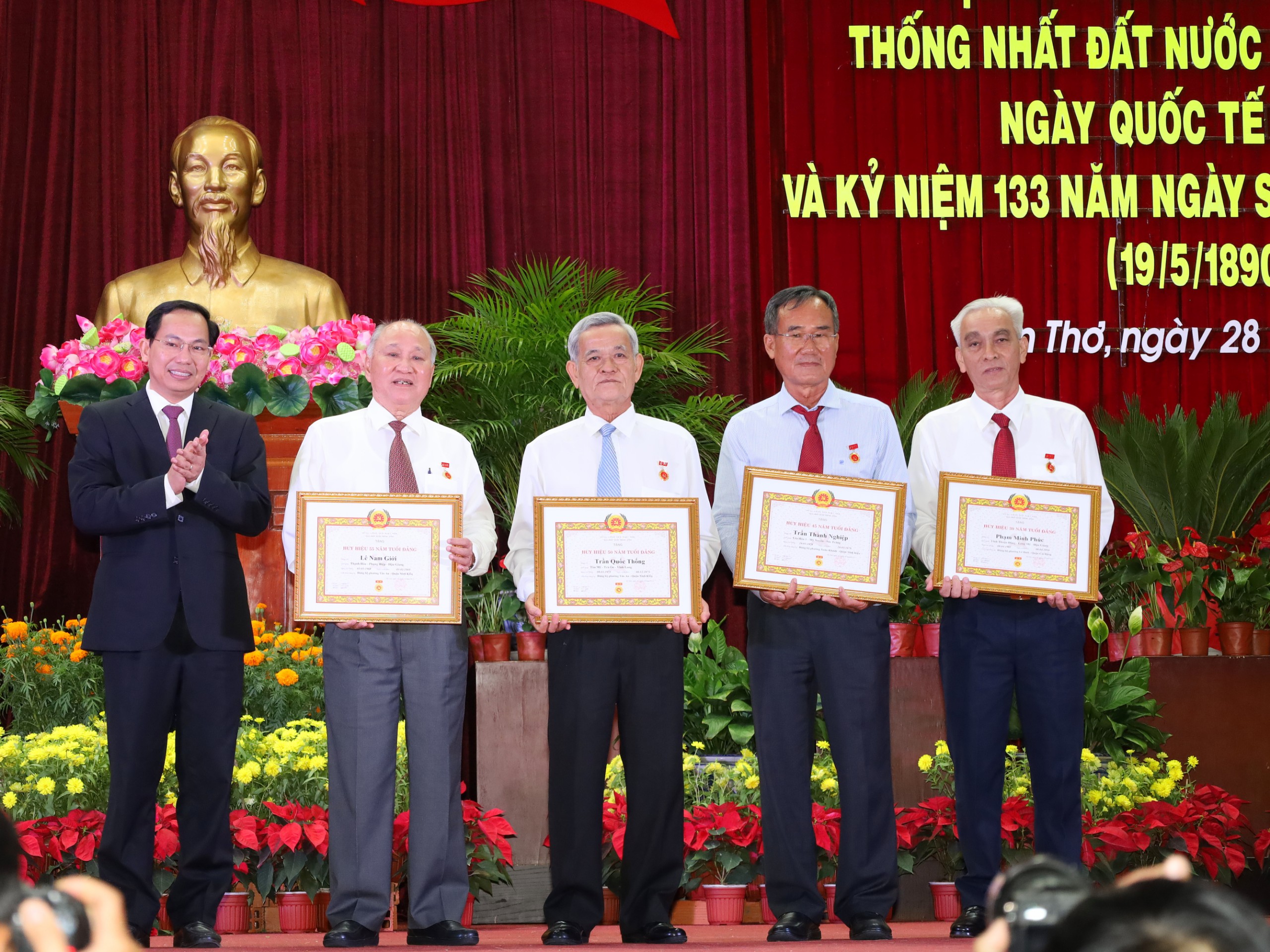 Ông Lê Quang Mạnh - Ủy viên Ban Chấp hành Trung ương Đảng, Bí thư Thành ủy Cần Thơ trao Huy hiệu 55 năm, 50 năm, 45 năm và 30 năm cho các đồng chí cao niên tuổi Đảng.