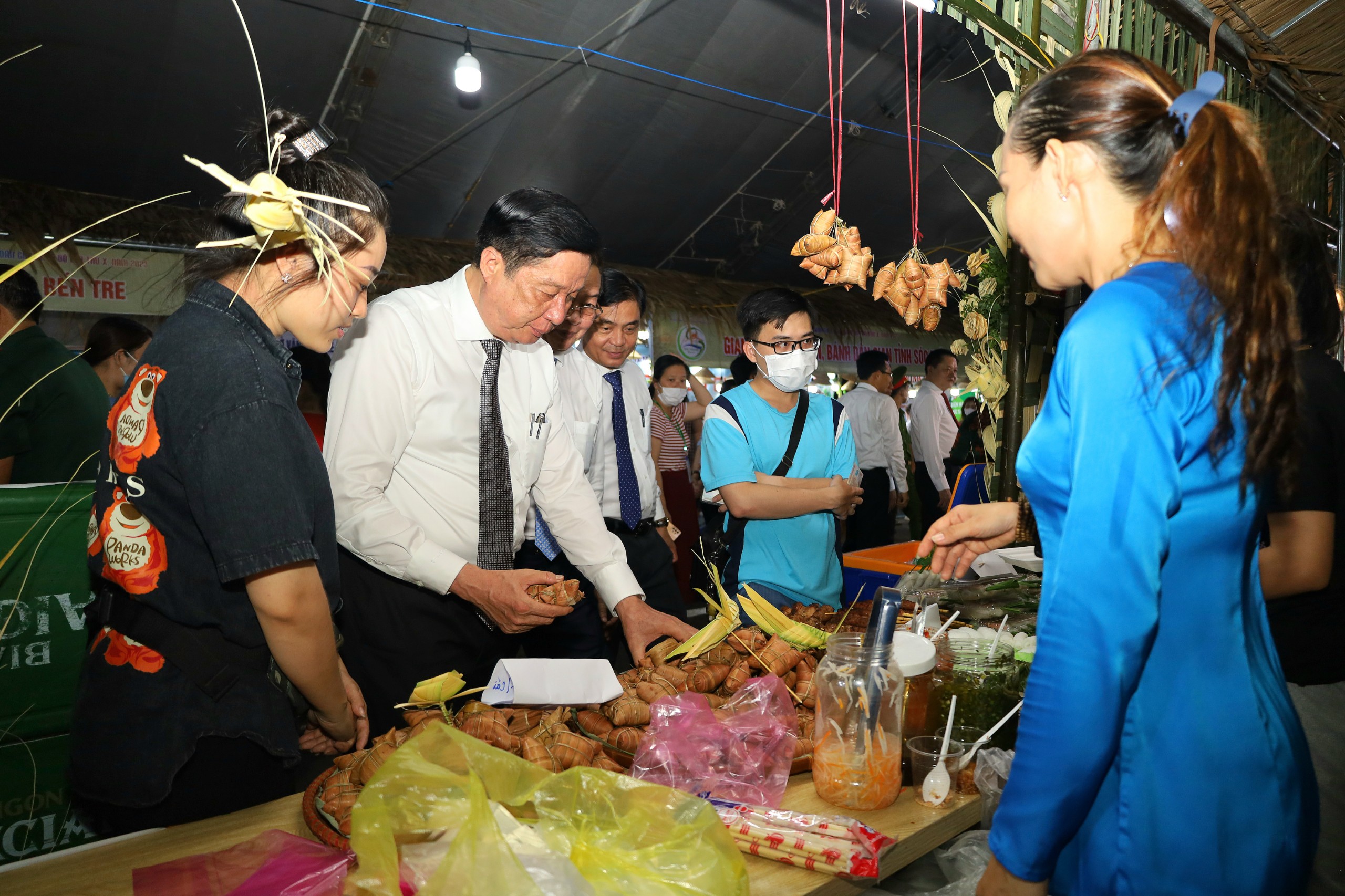 Ông Phạm Văn Hiểu - Phó Bí thư thường trực Thành ủy, Chủ tịch HĐND TP. Cần Thơ và các đại biểu tham quan lễ hội.