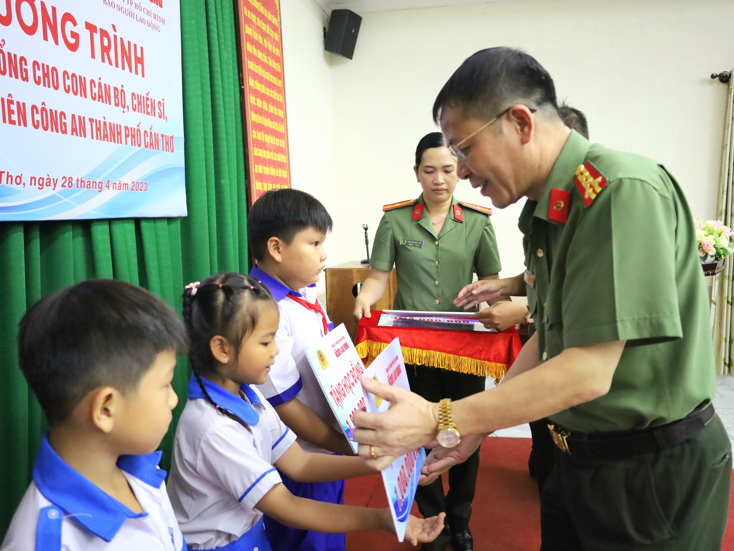Đại tá Vũ Thành Thức – Phó Giám đốc Công an TP. Cần Thơ trao tặng học bổng cho các em học sinh.