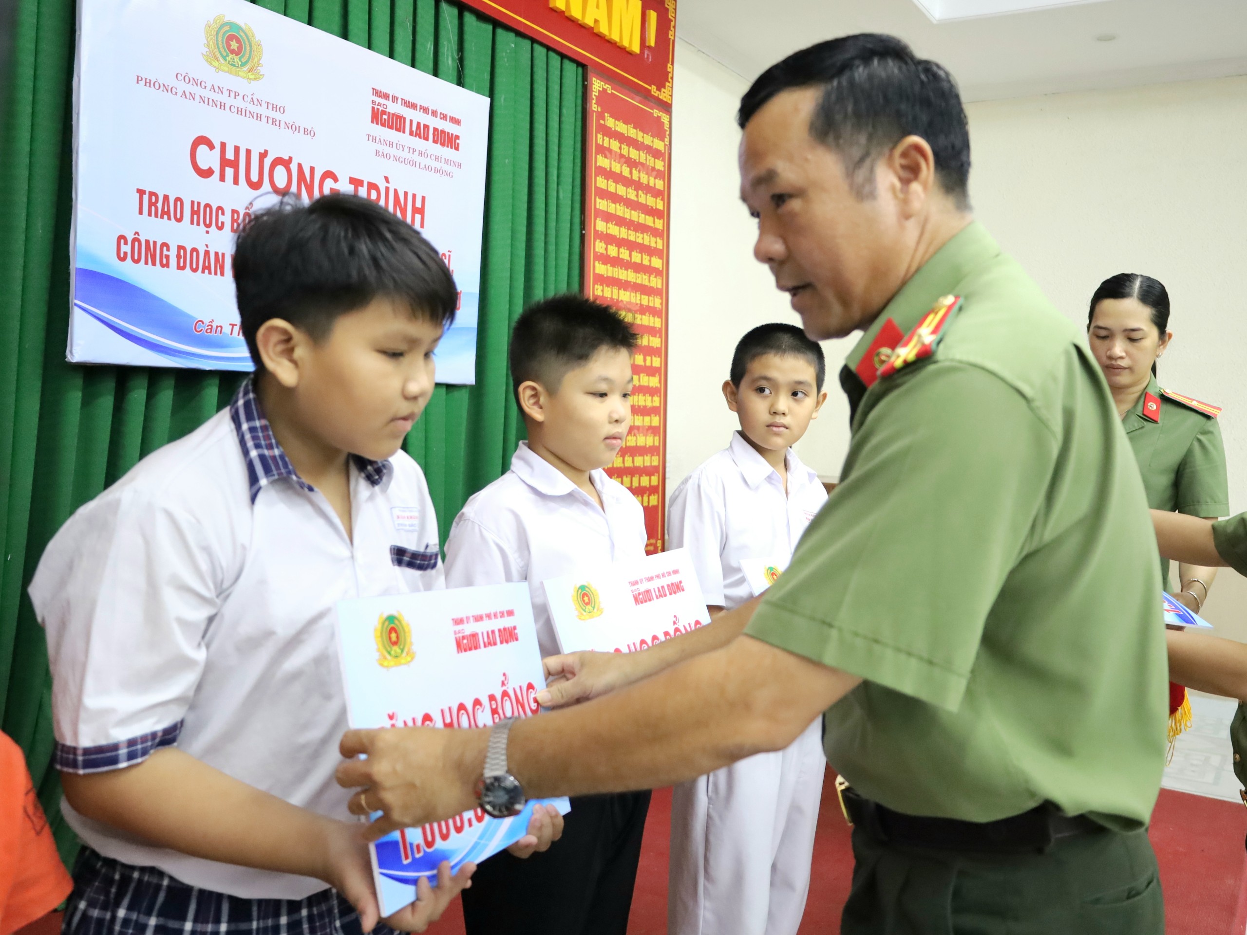 Thượng tá Nguyễn Hoàng Phúc - Trưởng Phòng An ninh chính trị nội bộ, Công an TP. Cần Thơ trao tặng học bổng cho các em học sinh.