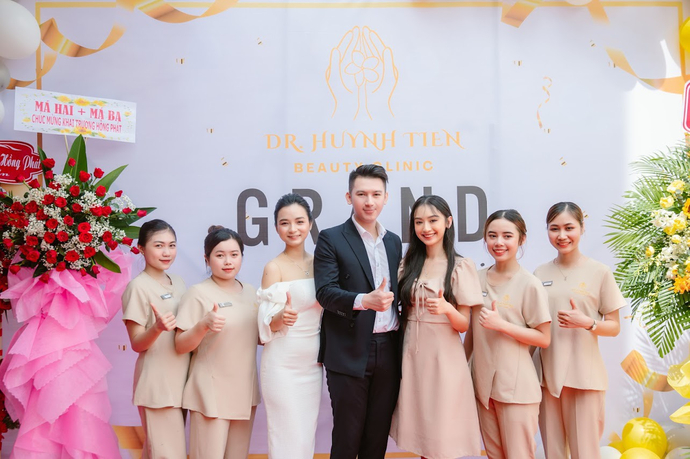 Đội ngũ bác sĩ cùng chuyên viên tại Dr. Huỳnh Tiến Beauty Clinic là những gương mặt có nhiều năm kinh nghiệm trong lĩnh vực chăm sóc sắc đẹp.