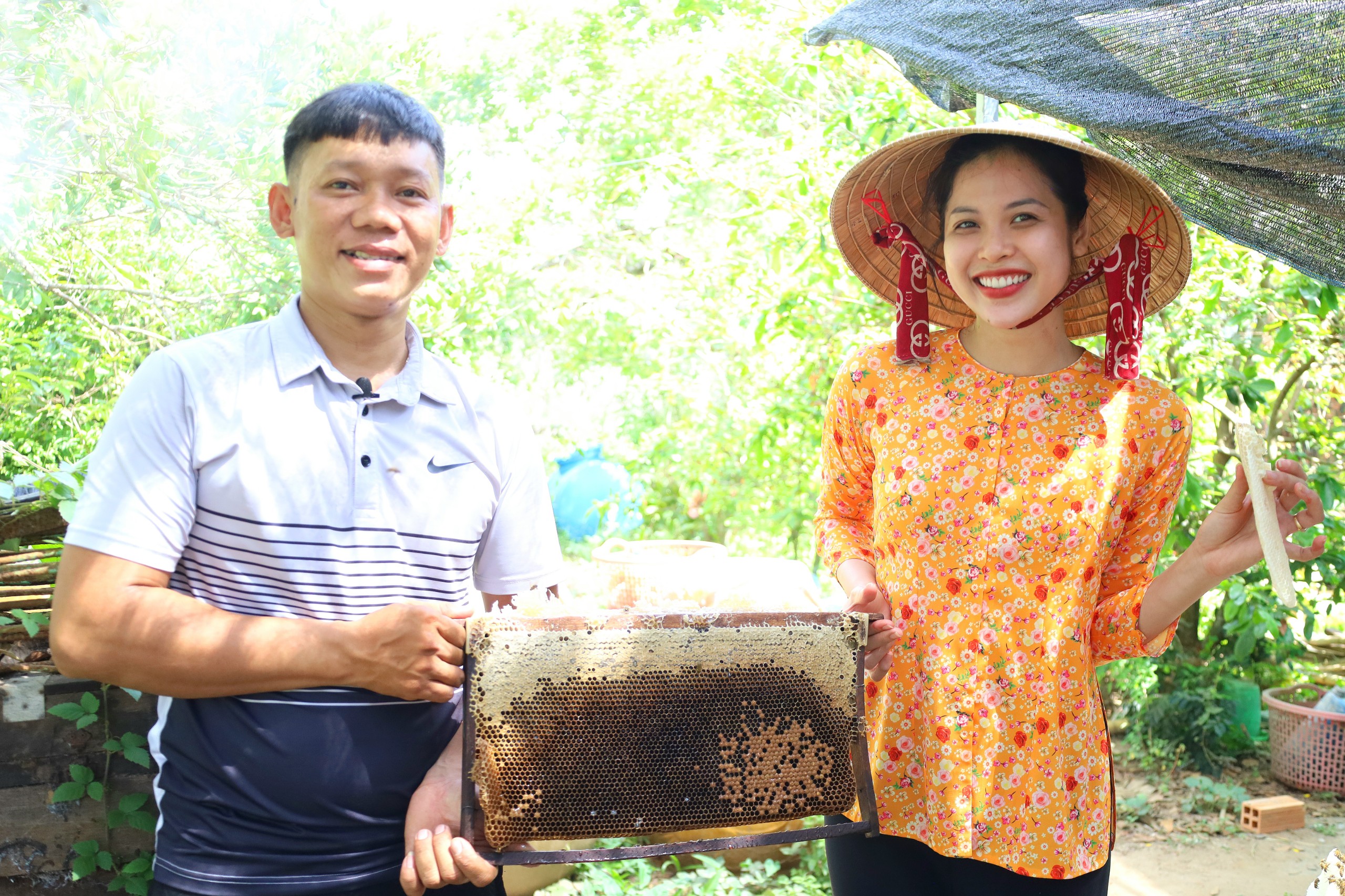 Bạn Trần Khả Di - Á khôi Trường Đại học Nam Cần Thơ chia sẻ đây là lần thứ 2 đến với Cồn Sơn trong dịp lễ, rất thích không khí trong lành, cảnh vật bình yên của Cồn Sơn.