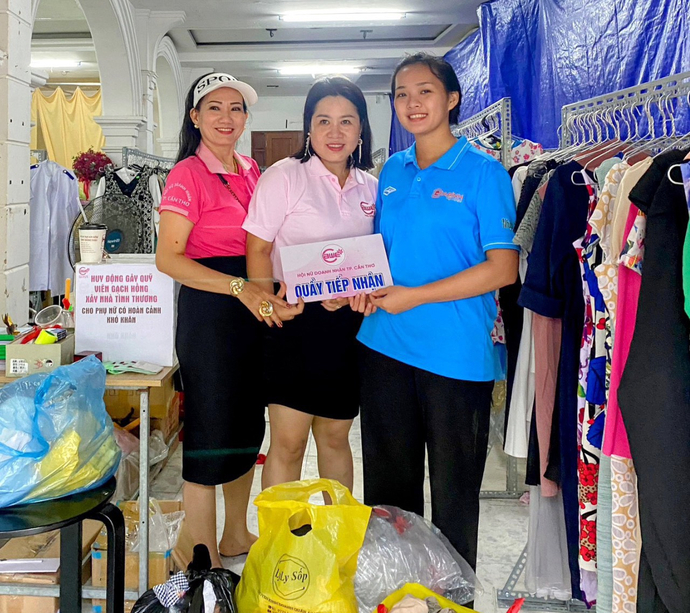 Người dân ở khu vực 2, phường An Phú, quận Ninh Kiều đã mang đến siêu thị nhiều vật dụng giá trị để chung tay làm việc thiện nghĩa.