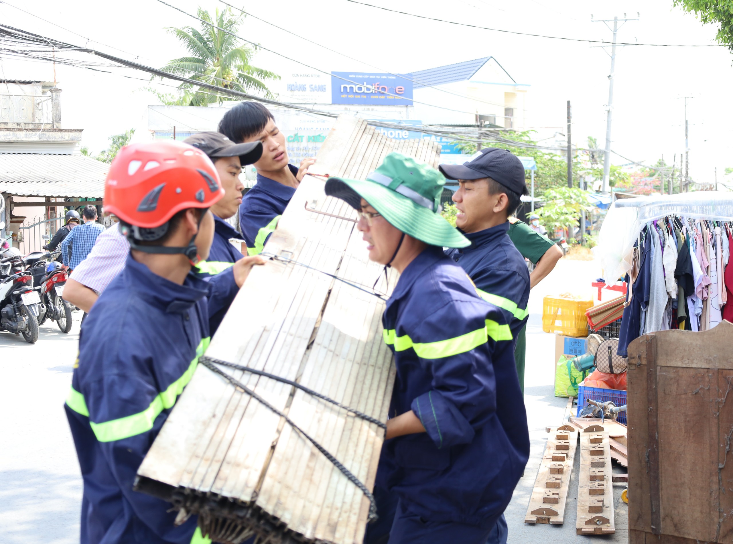 Lực lượng Cảnh sát PCCC & CHCN tham gia hỗ trợ người dân di dời tài sản khỏi khu vực sạt lở.