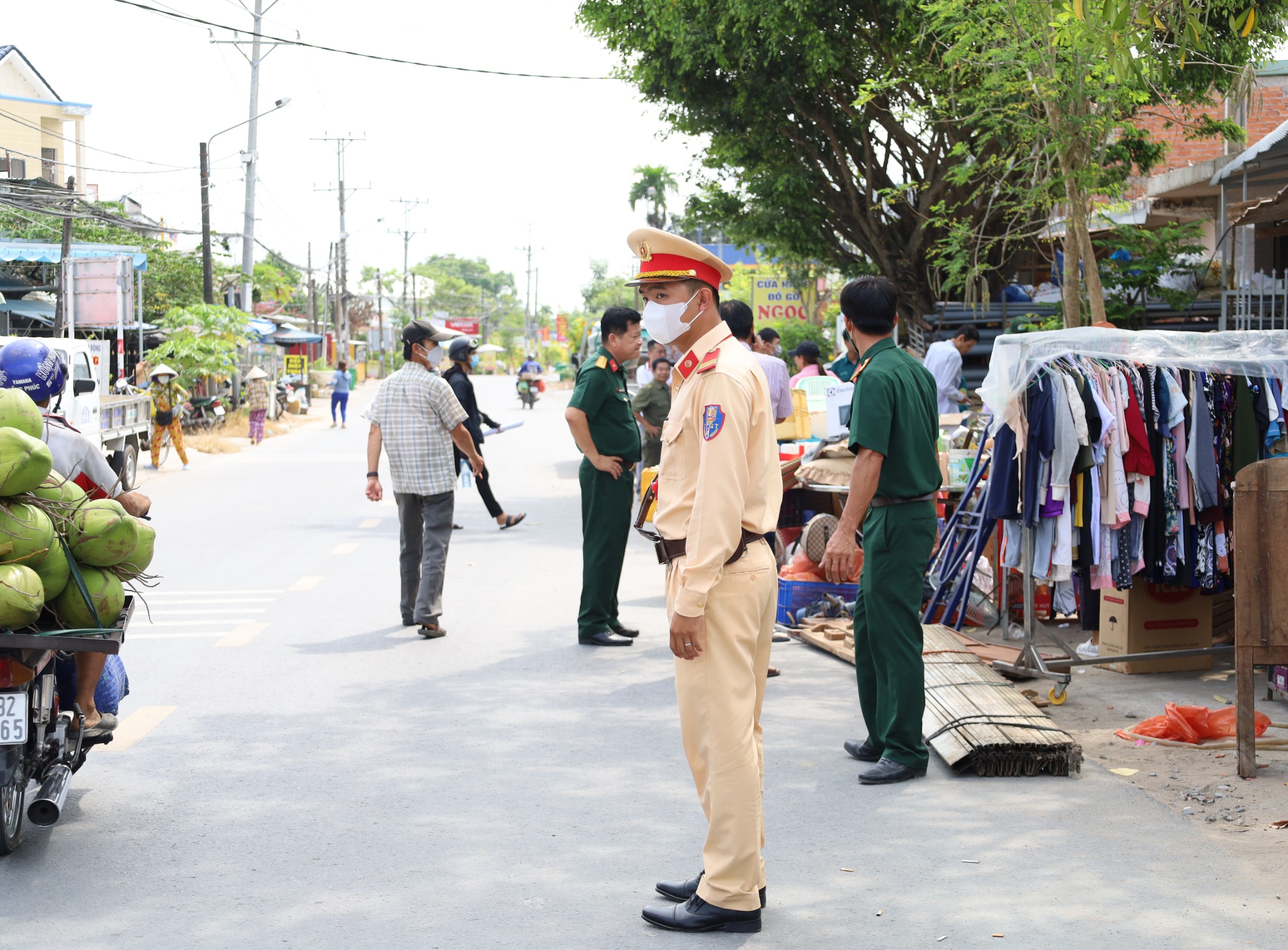 Lực lượng cảnh sát giao thông tham gia điều tiết giao thông tại khu vực xảy ra sạt lở.