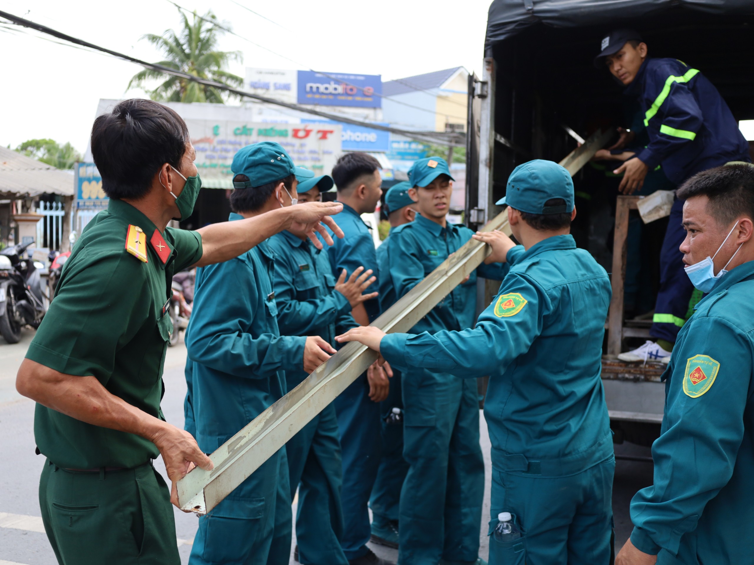 Lực lượng quân sự, dân quân tự vệ tham gia hỗ trợ người dân di dời tài sản khỏi khu vực bị sạt lở.