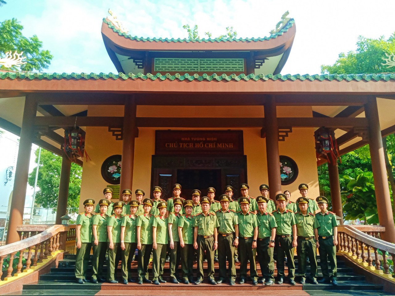 Tập thể Phòng An ninh chính trị nội bộ - Công an TP. Cần Thơ chụp ảnh lưu niệm tại nhà tưởng niệm Chủ tịch Hồ Chí Minh.