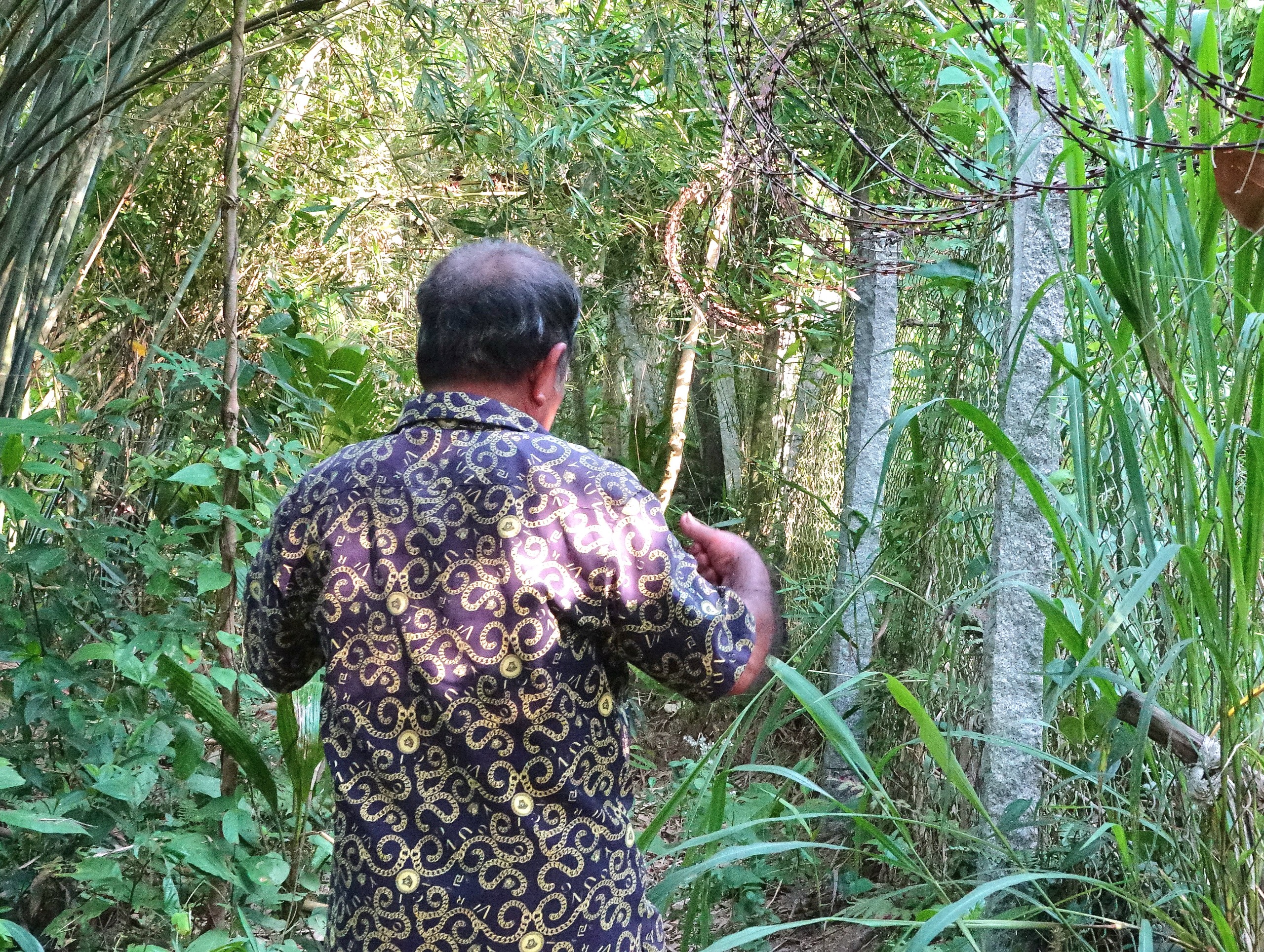 Lão nông Lê Văn Chìa phải liên tục đi kiểm tra các khu vực xung quanh vườn chim để ngăn chặn tình trạng săn bắt đang diễn ra rất phức tạp.