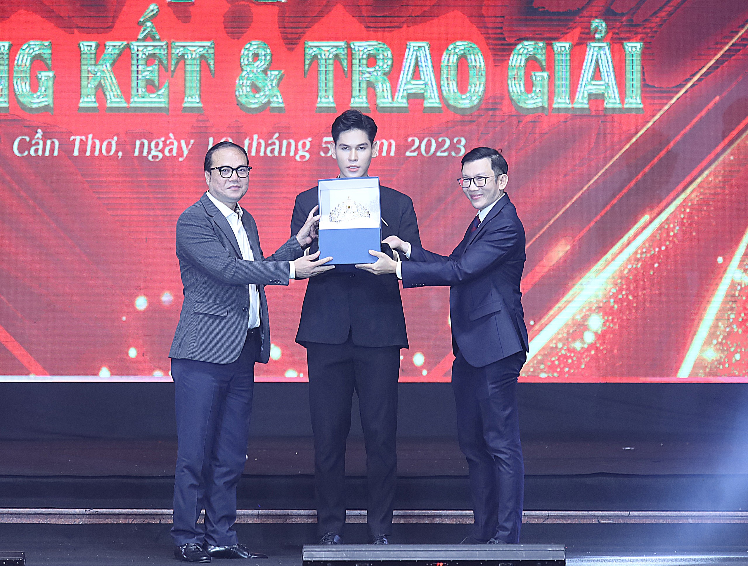 Đại diện Công ty cổ phần Vàng bạc Đá quý Phú Nhuận - PNJ trao vương miện cho đại diện ban tổ chức.
