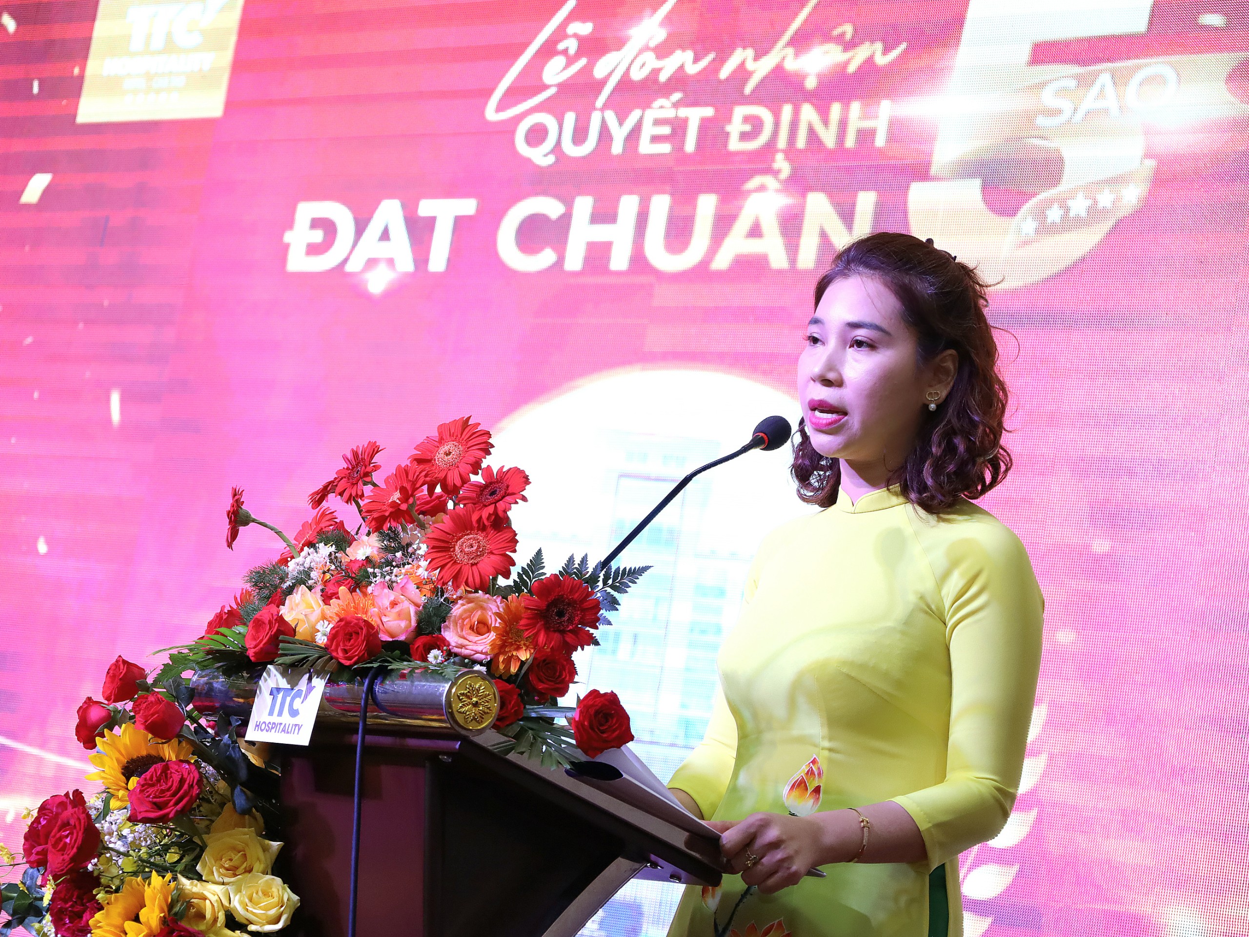 Bà Lưu Hương Hoài – Phó Vụ trưởng Vụ Khách Sạn, Tổng cục Du lịch công bố quyết định Công nhận KS TTC Cần Thơ đạt chuẩn 5 sao.