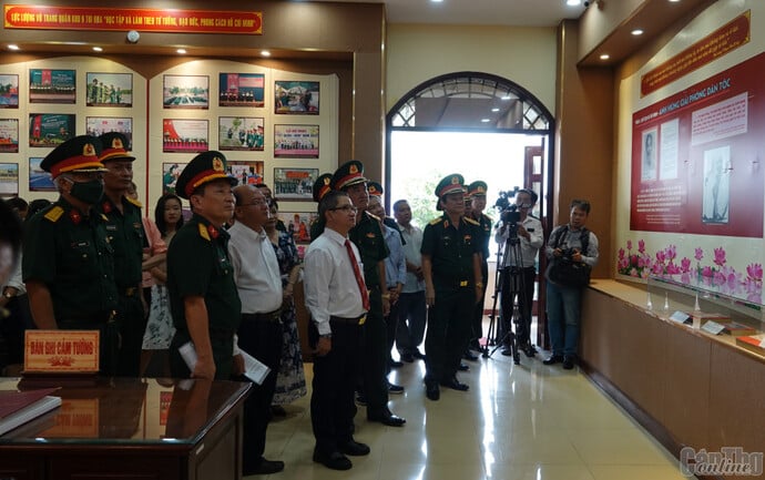 Các đại biểu tham quan triển lãm chuyên đề về Chủ tịch Hồ Chí Minh tại Bảo tàng Quân khu 9.