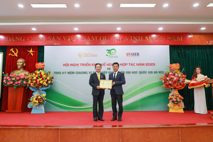 GS.TS Lê Quân trao kỷ niệm chương vì sự nghiệp phát triển ĐHQGHN cho doanh nhân Đỗ Quang Hiển.