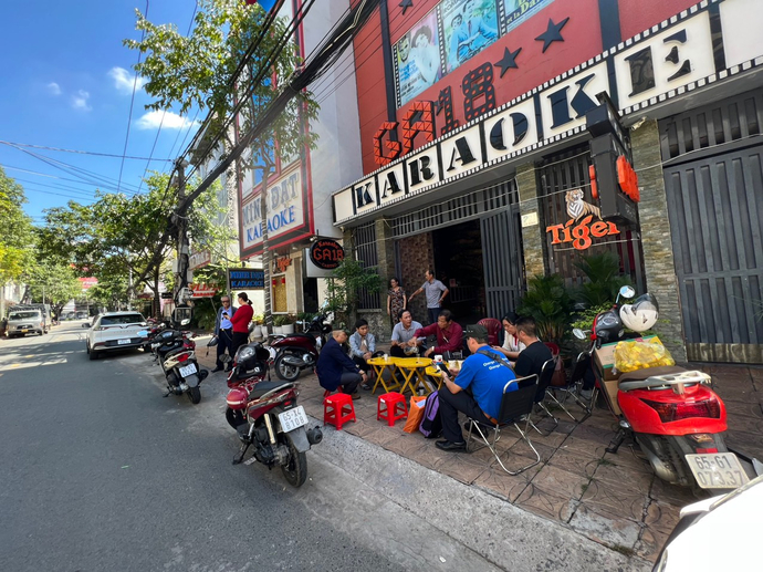 Người dân bàn chuyện mua bán trong ngày khai trương 19/5 trên vỉa hè tuyến phố Lê Bình sáng 15/5/2023.