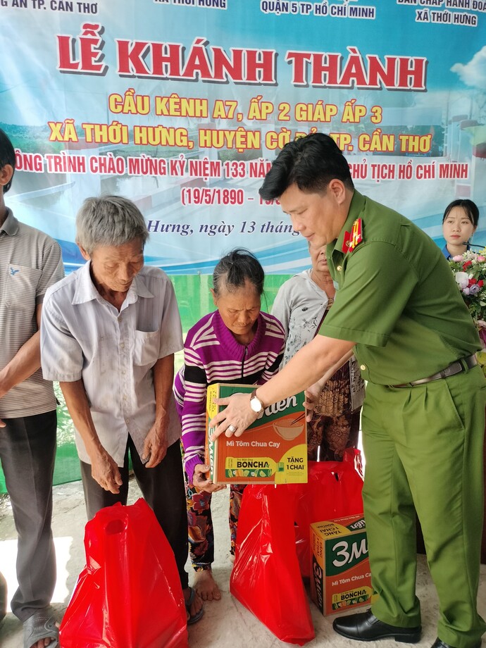 Ông Trương Thanh Mộng - Thượng tá, Phó trưởng phòng Cảnh sát kinh tế Công an TP Cần Thơ trao quà cho bà con có hoàn cảnh khó khăn trên địa bàn xã Thới Hưng.