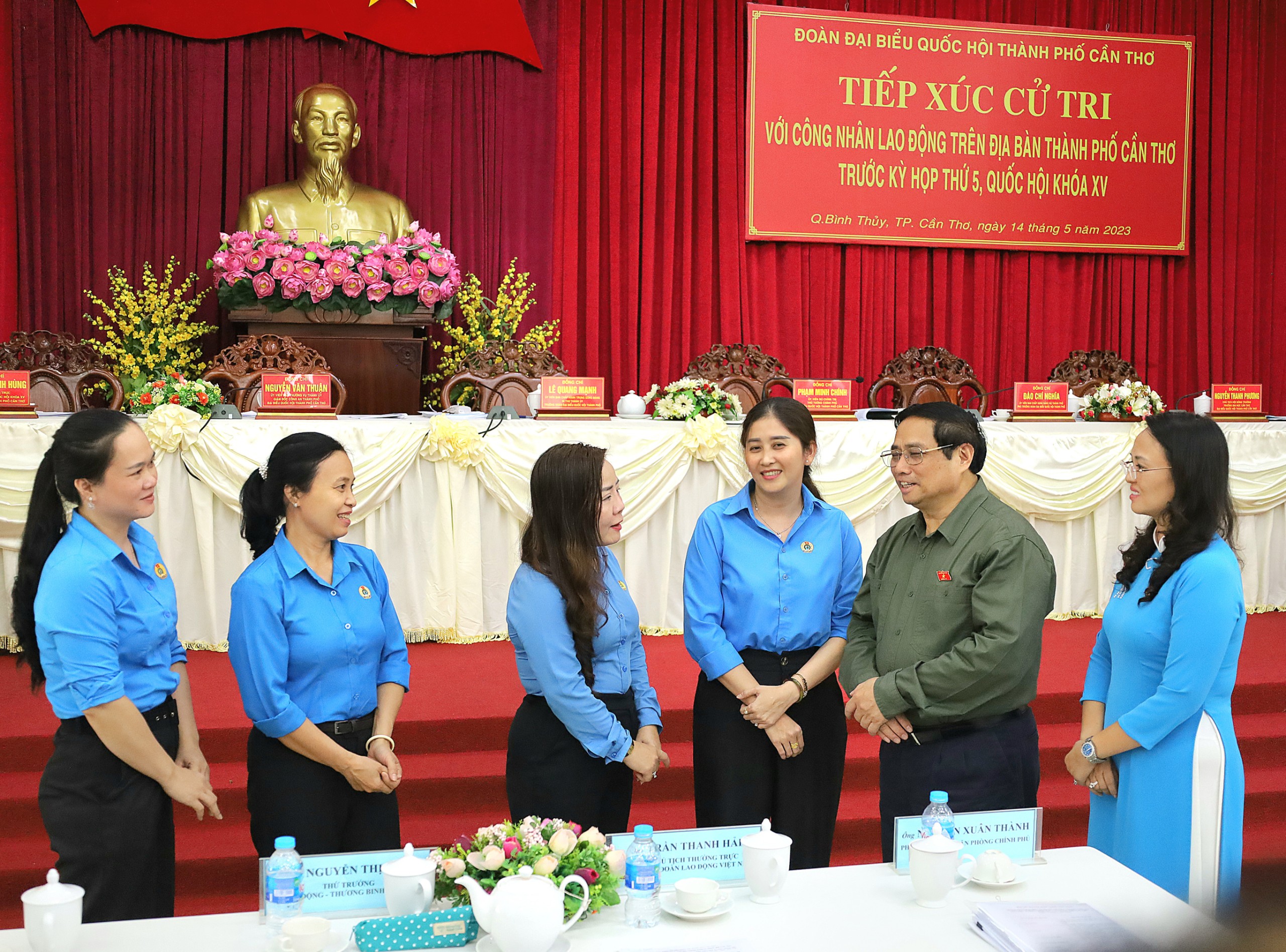 Thủ tướng Chính phủ Phạm Minh Chính trò chuyện, thăm hỏi công đoàn viên LĐLĐ TP. Cần Thơ.