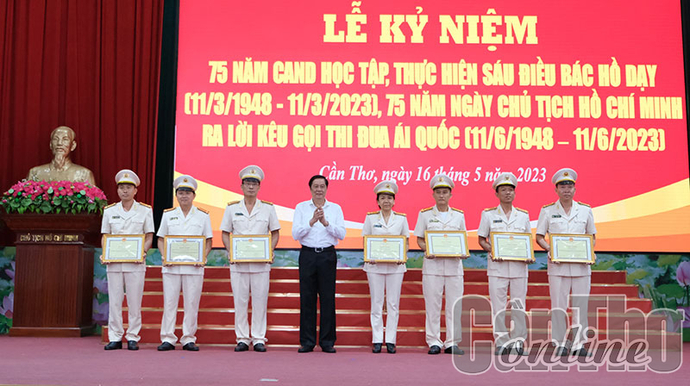 Ông Phạm Văn Hiểu, Phó Bí thư Thường trực Thành ủy, Chủ tịch HĐND thành phố trao Bằng khen UBND thành phố cho các tập thể có thành tích xuất sắc trong phong trào thi đua.