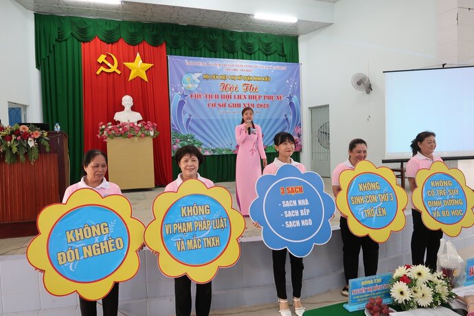Bà Trần Thụy Kim Ngân - Chủ tịch Hội LHPN phường An Nghiệp tham gia dự thi với nội dung: Xây dựng gia đình 5 không, 3 sạch.