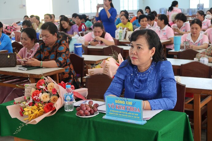 Bà Võ Kim Thoa - Ủy viên đoàn Chủ tịch Trung ương Hội LHPN Việt Nam, Thành Ủy viên, Chủ tịch Hội LHPN TPCT tham gia chấm điểm tại Hội thi.
