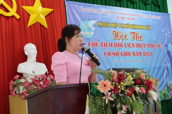Bà Lưu Thu Trang - Chủ tịch Hội LHPN phường An Khánh tham gia dự thi với nội dung: Truyền thống 93 năm ngày thành lập Hội Liên hiệp phụ nữ Việt Nam.