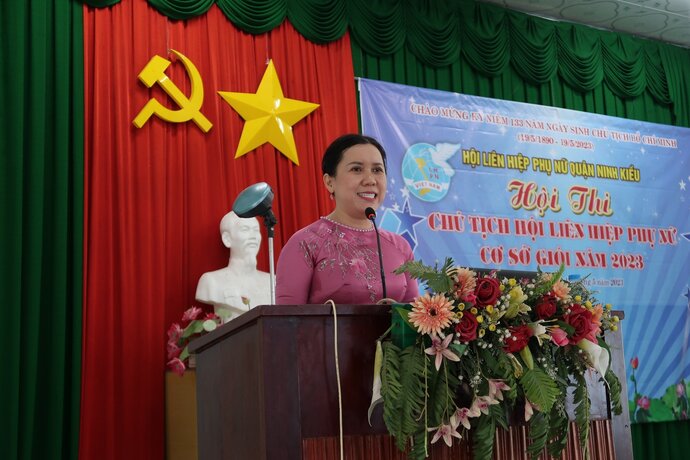 Bà Nguyễn Thị Hồng Nga - Ủy Viên Ban Thường Vụ Hội LHPN TPCT, Chủ tịch Hội LHPN quận Ninh Kiều đại diện ban giám khảo phát biểu tại Hội thi.