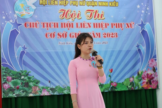 Bà Nguyễn Thị Mỹ Duyên - Chủ tịch Hội LHPN phường An Phú tham gia dự thi với nội dung: Nâng cao chất lượng hoạt động của các chi hội phụ nữ.
