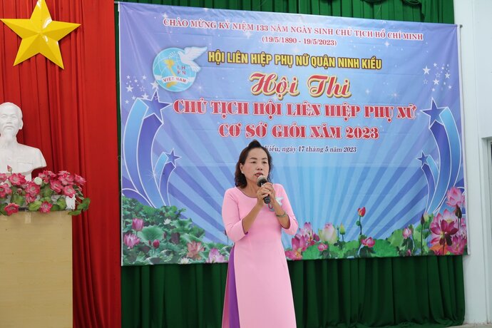 Bà Lê Thị Thu Cúc - Chủ tịch Hội LHPN phường Xuân Khánh tham gia dự thi với nội dung: Tư tưởng và tình cảm của Bác Hồ đối với phụ nữ.