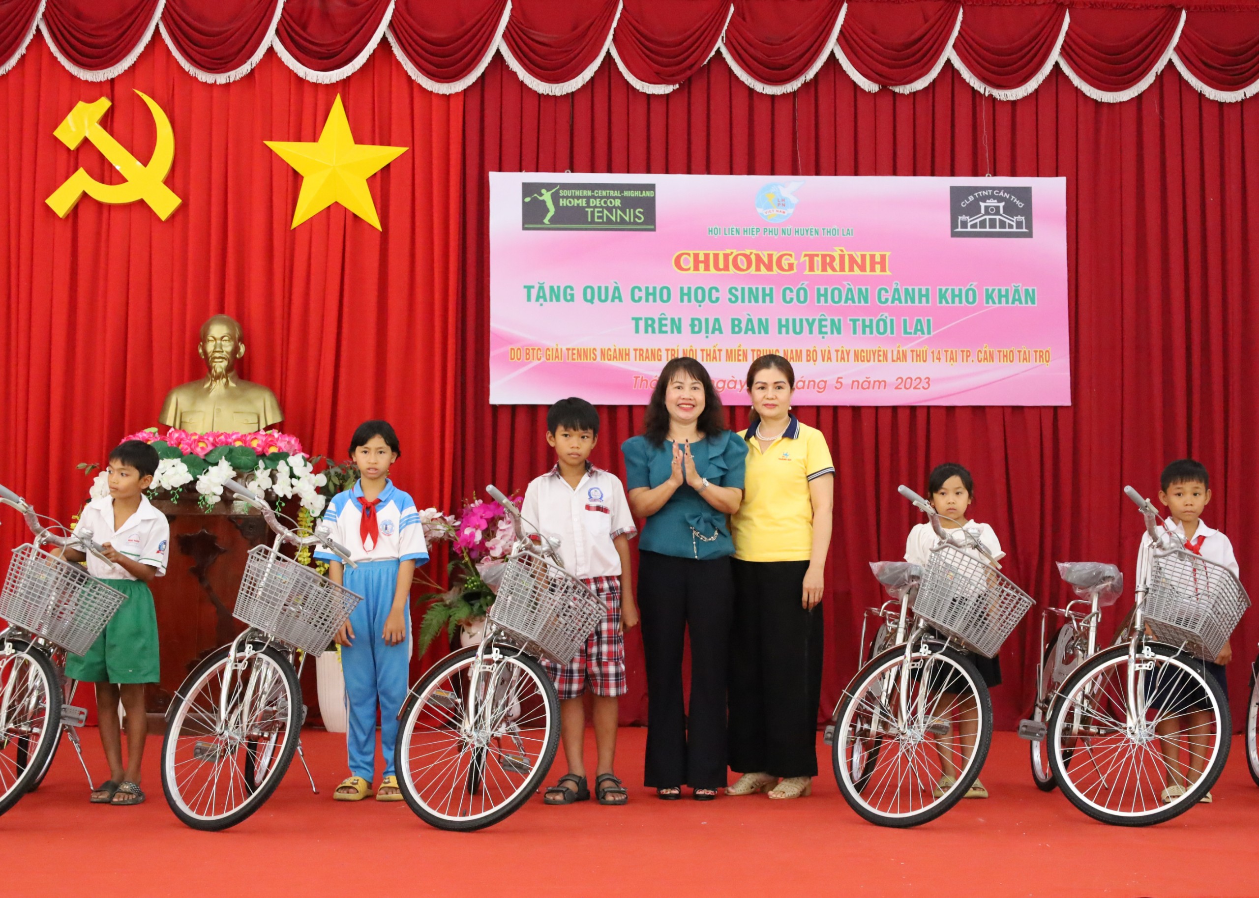 Bà Nguyễn Thị Ngọc Yến - Chủ tịch Hội LHPN huyện Thới Lai và bà Lê Minh Xuân Thư - Thành viên BTC giải Tennis trao tặng xe đạp cho các em học sinh.