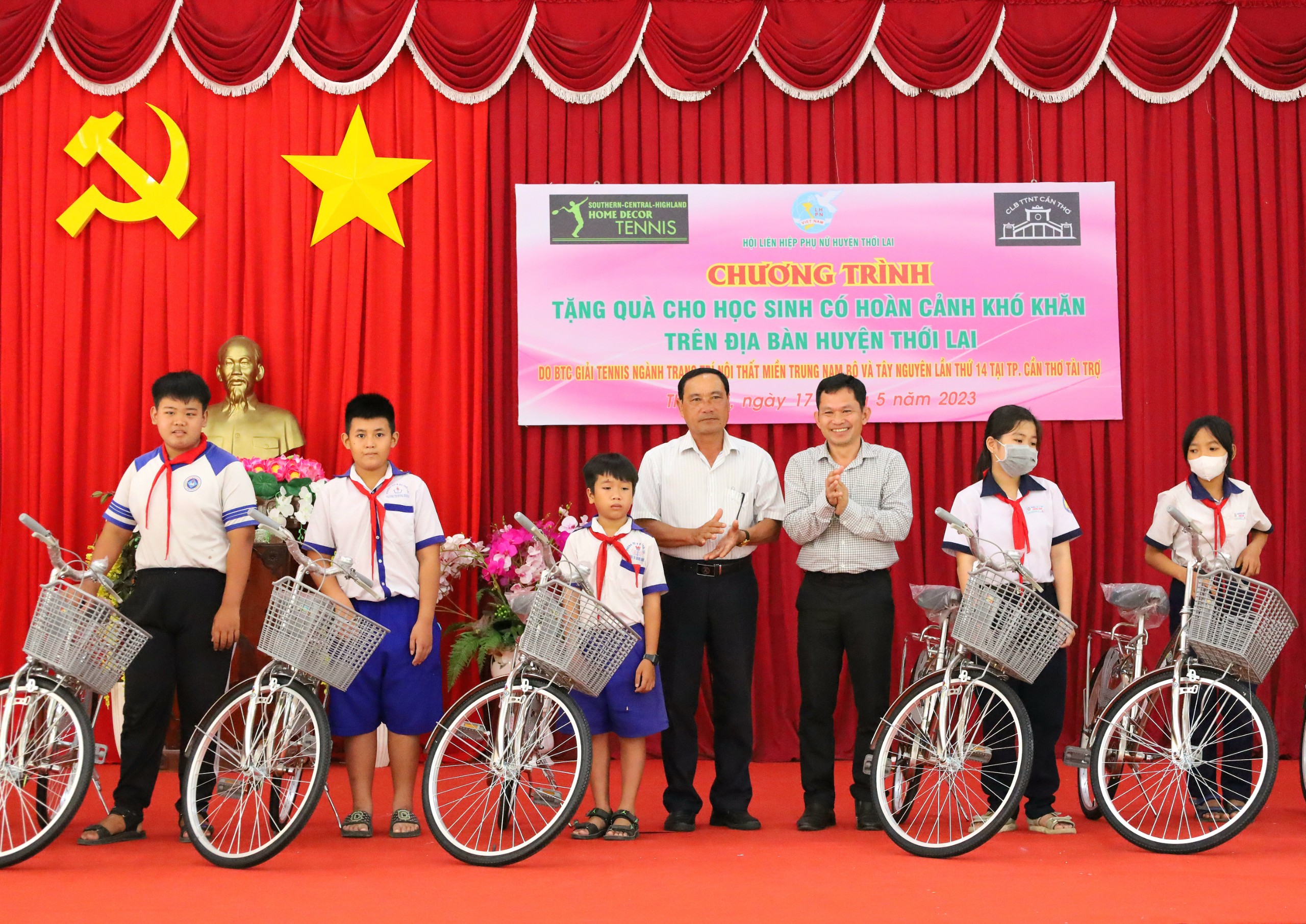 Ông Nguyễn Văn Bé Ba - Phó Ban Dân vận Huyện ủy Thới Lai và ông Nguyễn Ngọc Huy – Giám đốc Công ty TNHH Thanh Long Cần Thơ – Phó BTC giải Tennis trao tặng xe đạp cho các em học sinh.