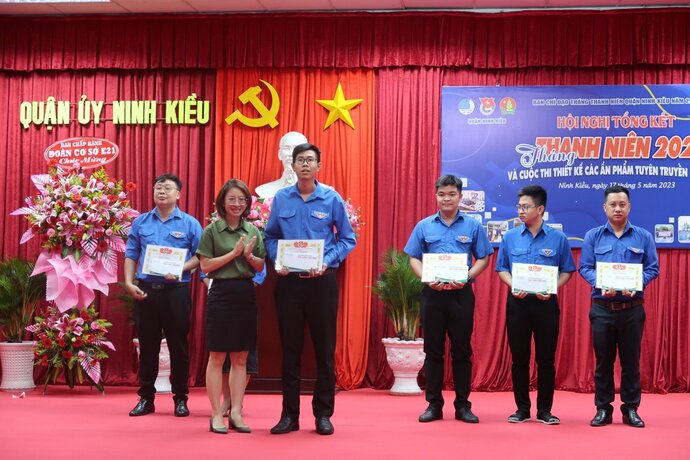 Các tập thể, cá nhân đạt thành tích xuất sắc trong phong trào Tháng Thanh niên vừa qua nhận bằng khen từ Chủ tịch UBND TP Cần Thơ.