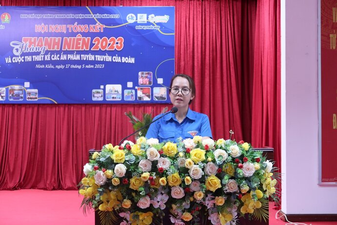 Bà Phạm Thái Thu - Phó Bí thư Quận đoàn Ninh Kiều thông qua báo cáo tóm tắt về Cuộc thi 'Thiết kế các ấn phẩm tuyên truyền của Đoàn'.