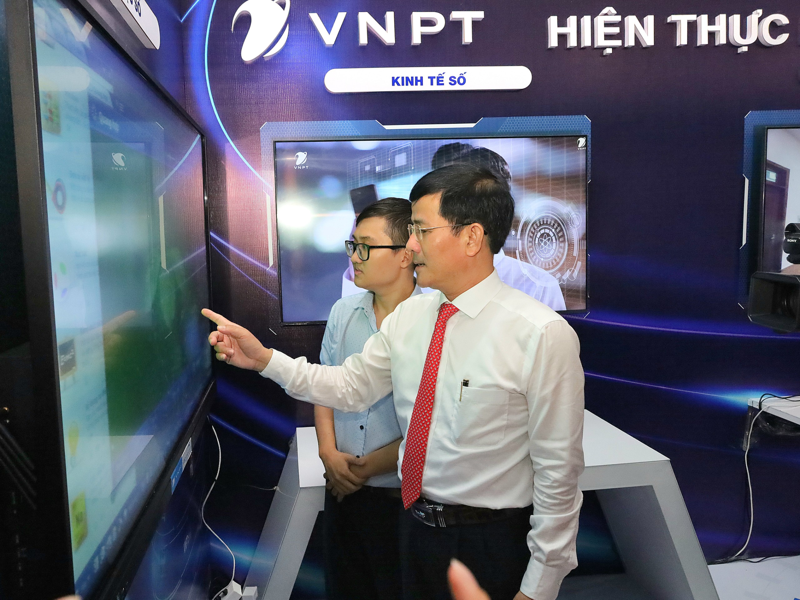 Ông Trần Văn Huyến - Phó Bí thư Thường trực Tỉnh ủy, Chủ tịch HĐND tỉnh Hậu Giang trải nghiệm sản phẩm trựng bày tại chương trình.