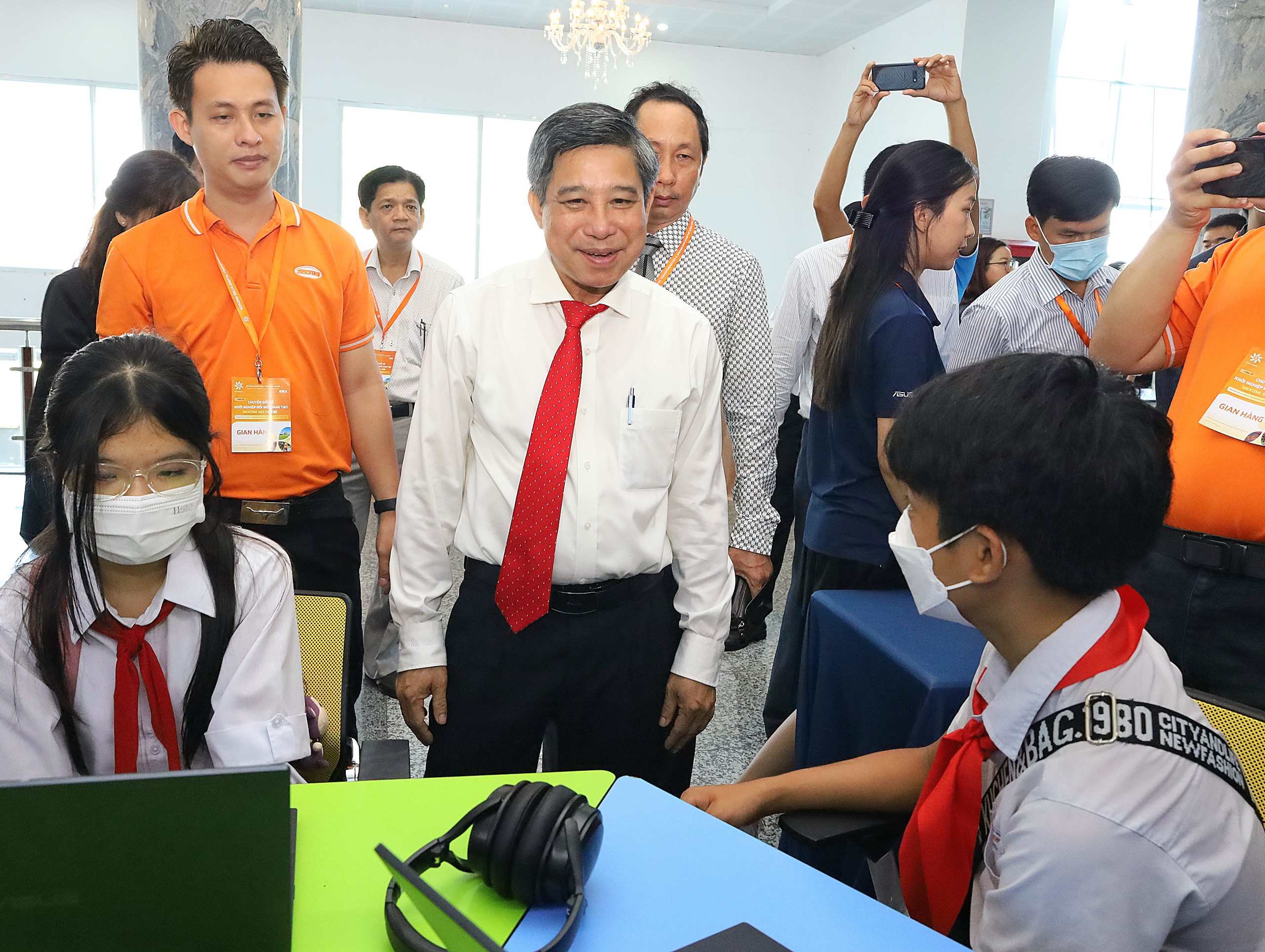 Ông Đồng Văn Thanh - Phó Bí thư Tỉnh ủy, Chủ tịch UBND tỉnh Hậu Giang trò chuyện cùng các em học sinh tham gia trải nghiệm tại chương trình.